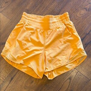 NWOT Lululemon Hotty Hot High-Rise Lined Short 4"